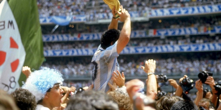 Cinco momentos imperdibles de la vida de Diego Maradona