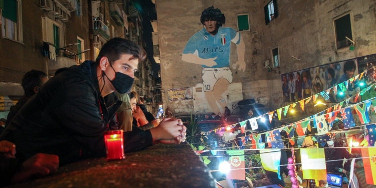 Nápoles sale a las calles para 'velar' a Maradona