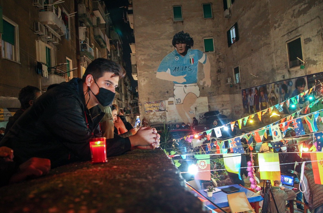 Nápoles sale a las calles para 'velar' a Maradona / Fotos: Especial