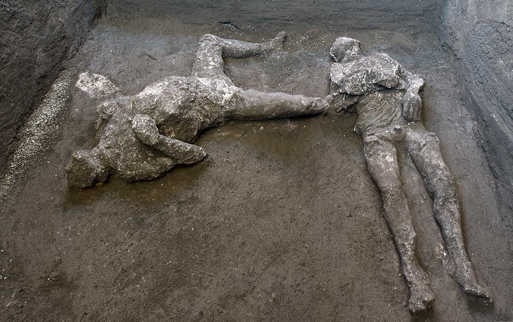 Desentierran cuerpos de amo y esclavo de cenizas de Pompeya