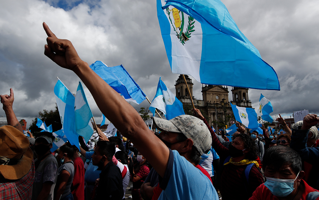 Incendian Congreso durante protesta en Guatemala /Foto: AP