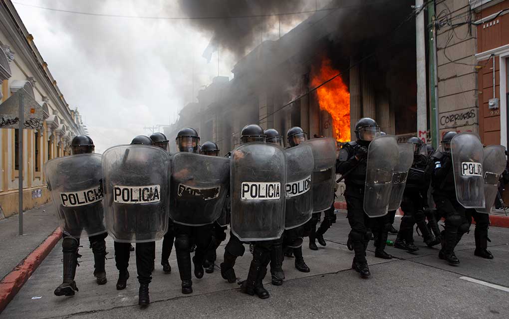 Incendian parte del Congreso durante protesta en Guatemala