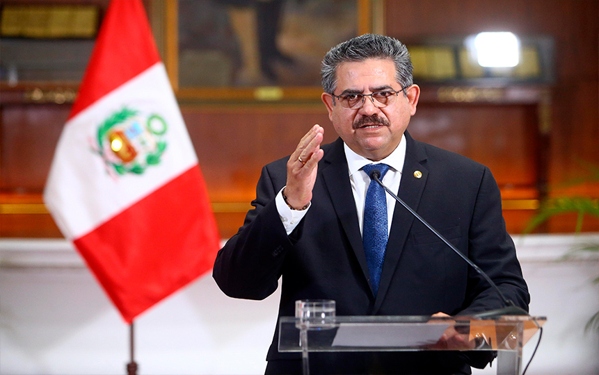 El presidente interino de Perú, Manuel Merino, anuncia su renuncia en un discurso televisado desde el Palacio Presidencial en Lima. AP