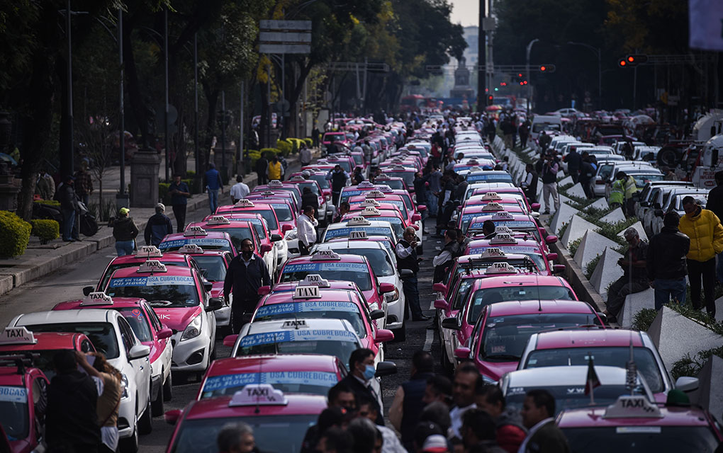 Piden taxistas a la Corte que no declaren 'apps' de transporte como servicio privado
