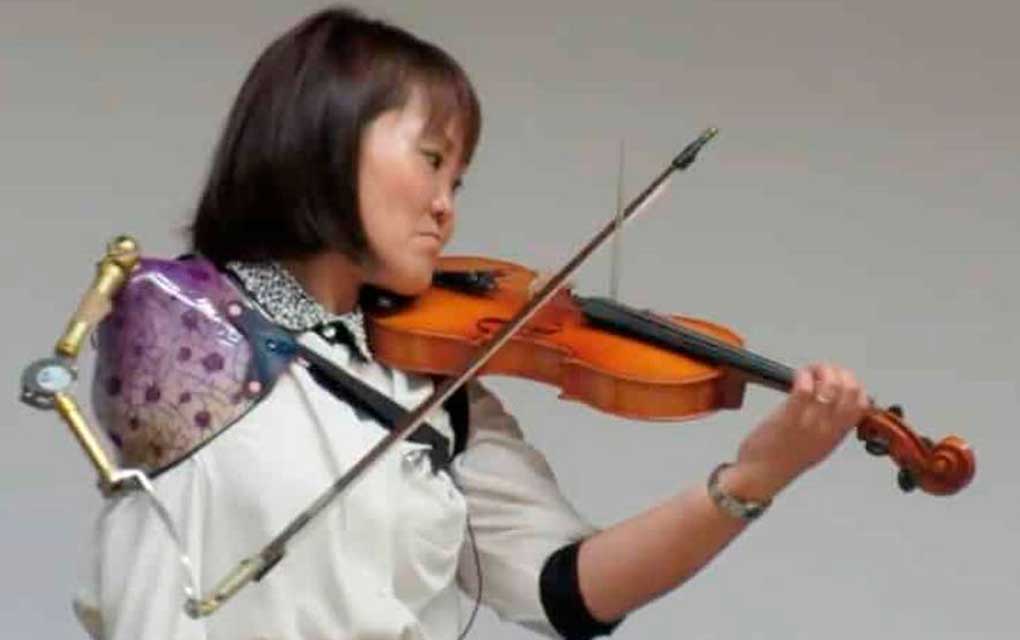 Violinista con prótesis inspira en redes sociales