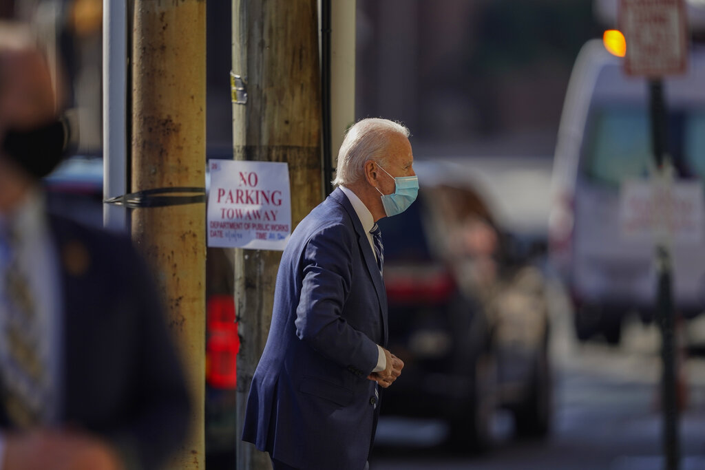 El presidente electo Joe Biden arriba al teatro Queen en Wilmington, Delaware, martes 10 de noviembre de 2020. (AP)