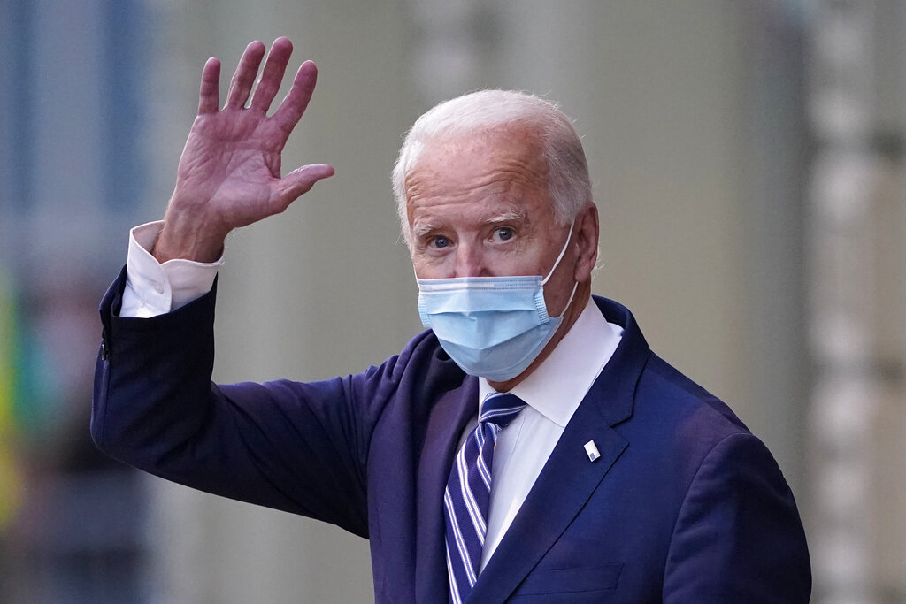 El presidente electo Joe Biden saluda mientras sale del teatro The Queen, el martes 10 de noviembre de 2020, en Wilmington, Delaware. (AP)