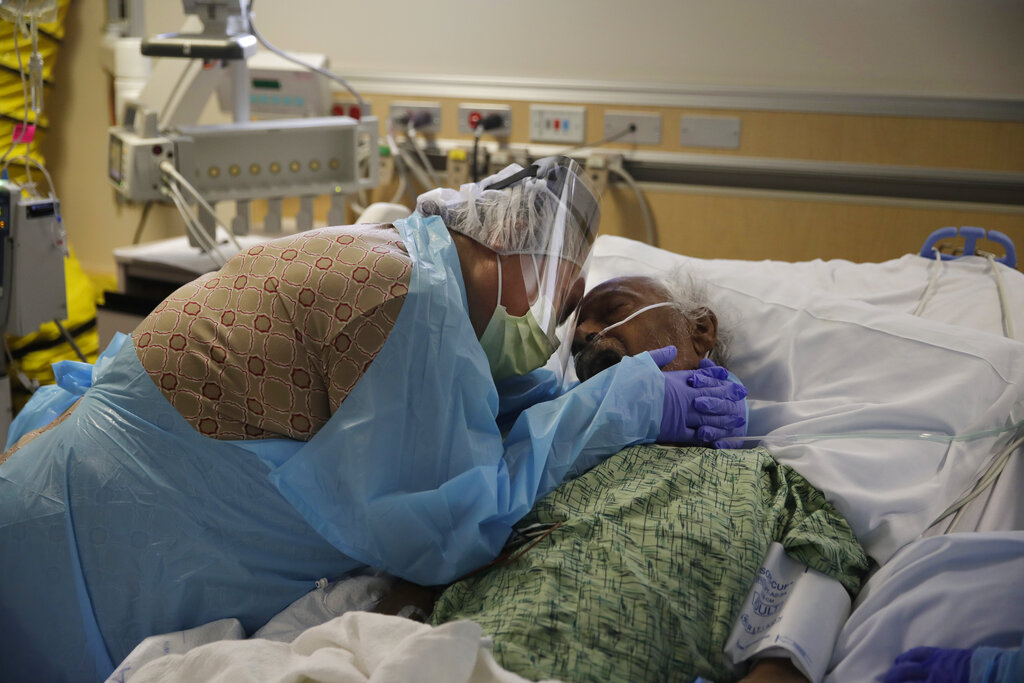 Romelia abraza a su marido agonizante, Antonio, en el St. Jude Medical Center de Fullerton, en California.. AP