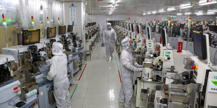 Trabajadores prueban circuitos integrados en una planta de TongFu Microelectronics Co., Ltd, en Nantong, provincia de Jiangsu, en el este de China, el 14 de noviembre de 2020. (AP)