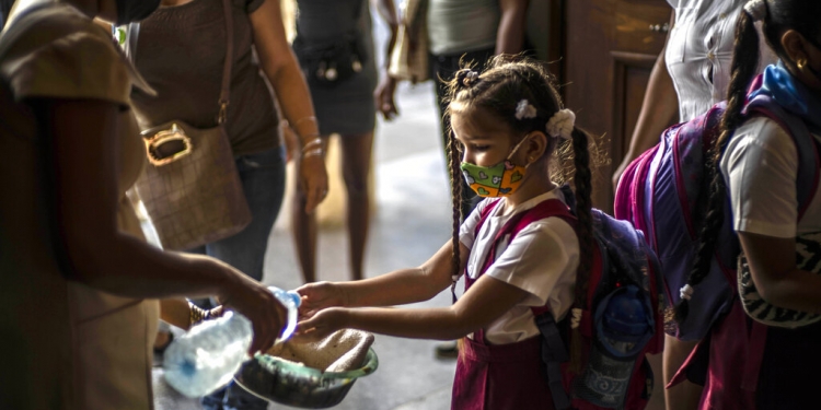 Decenas de miles de escolares regresaron a clases el lunes en La Habana para el primera vez desde que la pandemia de coronavirus llevó a las autoridades a cerrar la isla en abril. (AP)