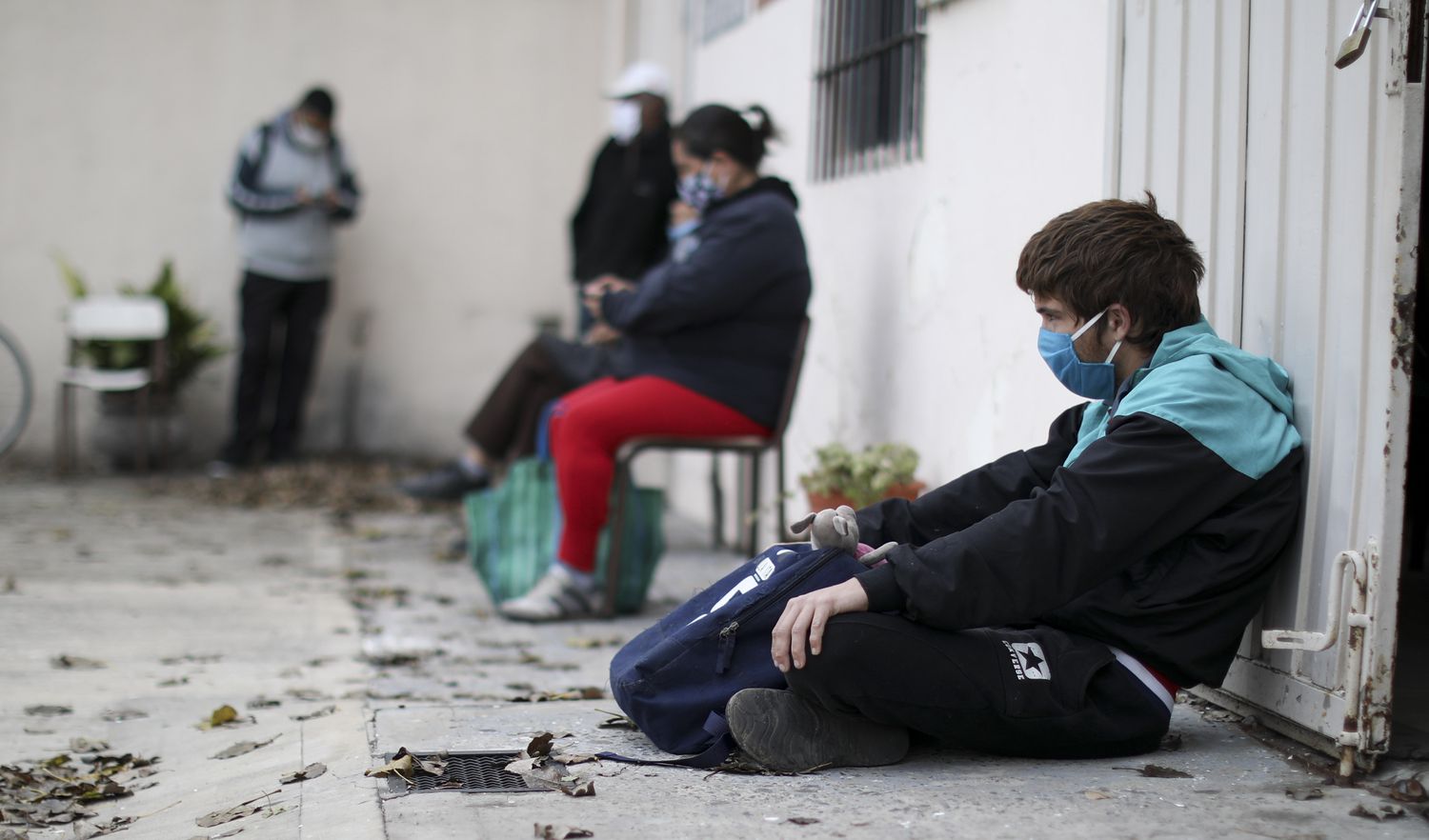 Afuera de una iglesia en Buenos Aires que funciona como comedor social un joven desempleado espera alimento. (AP)