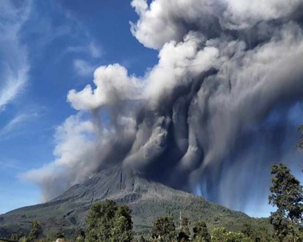 El monte de 5.423 metros es uno de los tres que están en erupción en Indonesia. AP