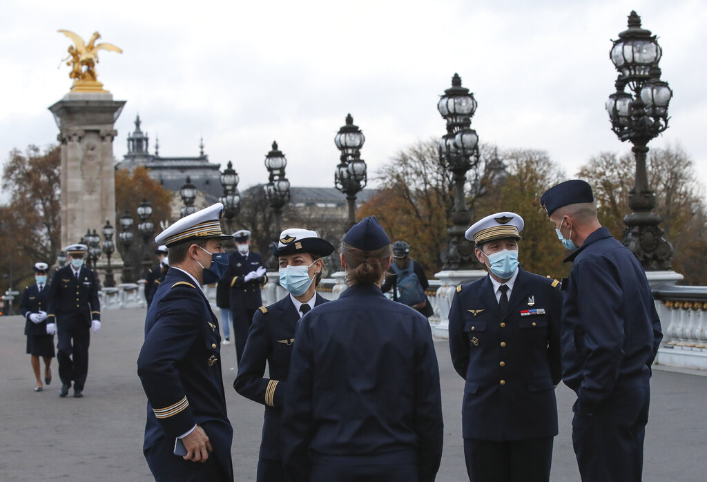 Efectivos del ejército francés usan mascarillas mientras se congregan en el puente Alexander III después de una ceremonia castrense en París, el lunes 16 de noviembre de 2020. (AP)