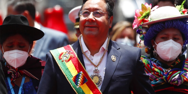 El nuevo presidente de Bolivia, Luis Arce, abandona hoy el Congreso tras su toma de posesión en La Paz, Bolivia. (AP)