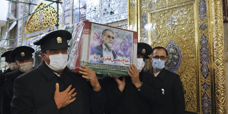 Militares iraníes escoltan el sarcófago del científico nuclear Mohsen Fakhrizadeh. (AP)