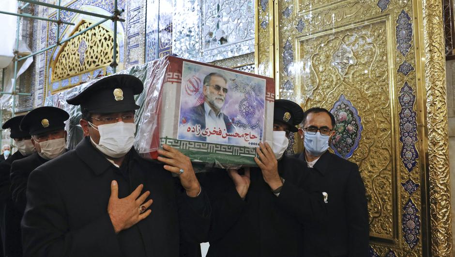 Militares iraníes escoltan el sarcófago del científico nuclear Mohsen Fakhrizadeh. (AP)