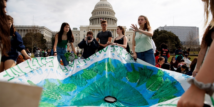 Estudiantes de Washington participan en un paro escolar contra el deterioro ambiental. NYT