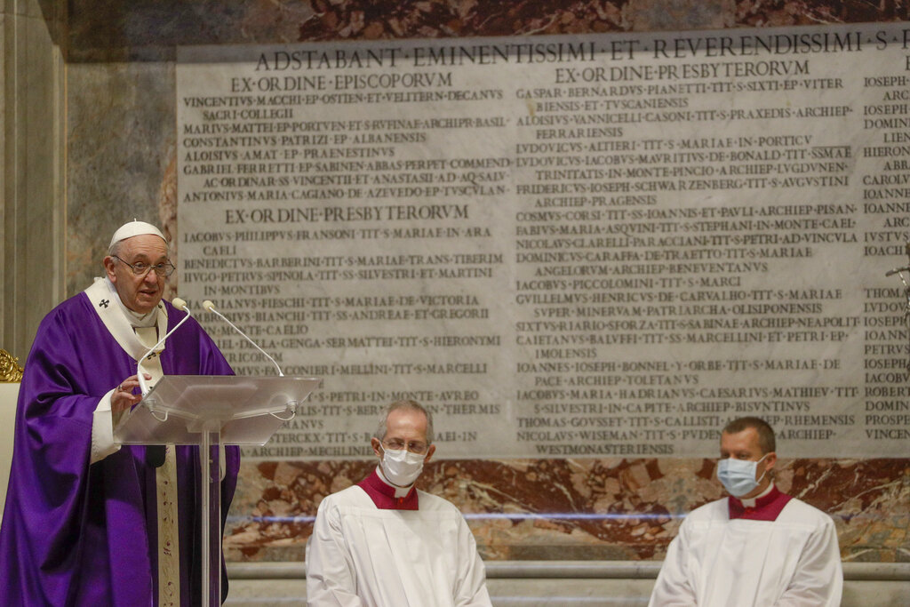 El papa Francisco (izquierda) oficia misa en la Basílica de San Pedro el domingo 29 de noviembre de 2020, un día después de haber ascendido a 13 nuevos cardenales (AP)