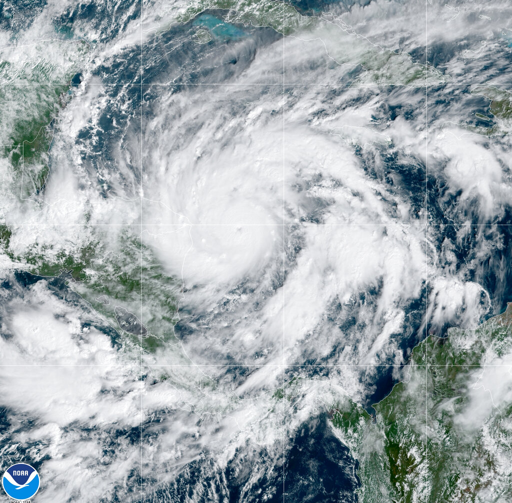 Imagen satelital tomada hoy desde el Golfo de México (AP)