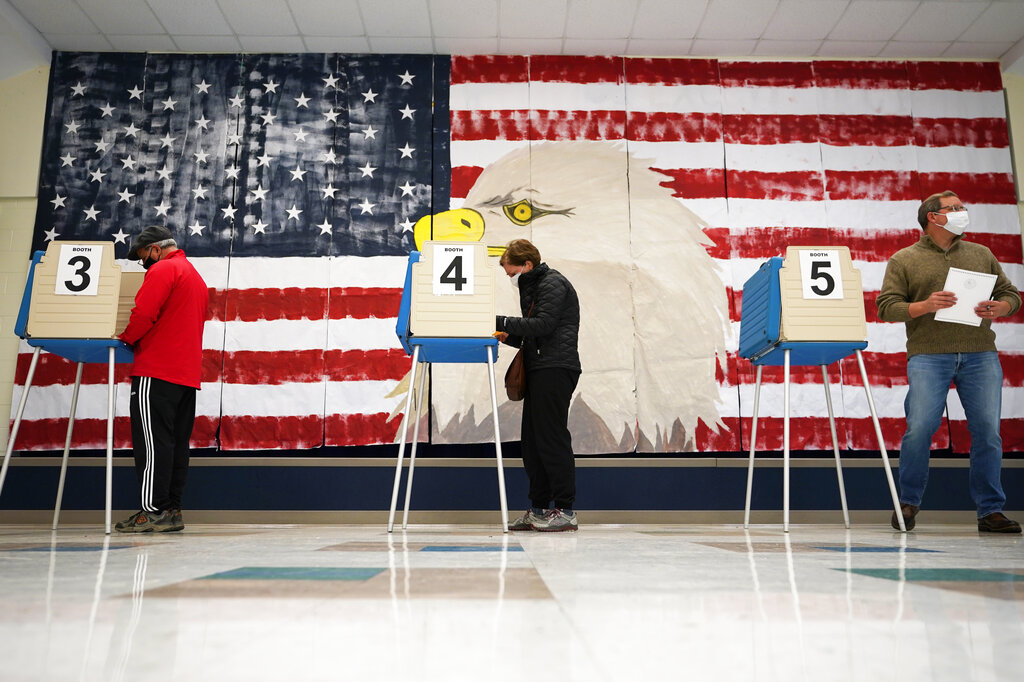 Personas acuden a votar en la escuela primaria Robious en Midlothian, Virginia. (AP)
