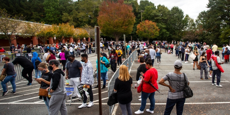 Cientos de personas esperan en fila para votar el lunes 12 de octubre de 2020 en Marietta, Georgia. (AP)