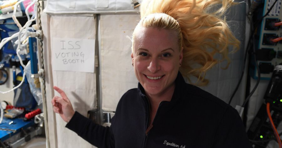 Kate Rubins emite su voto desde la Estación Espacial Internacional (ESPECIAL)