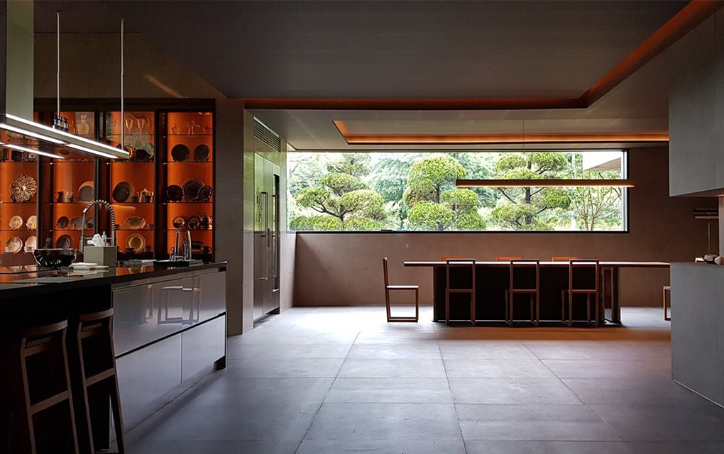 La casa principal de 'Parasite' representa el estilo moderno y el minimalismo. / Foto: Especial
