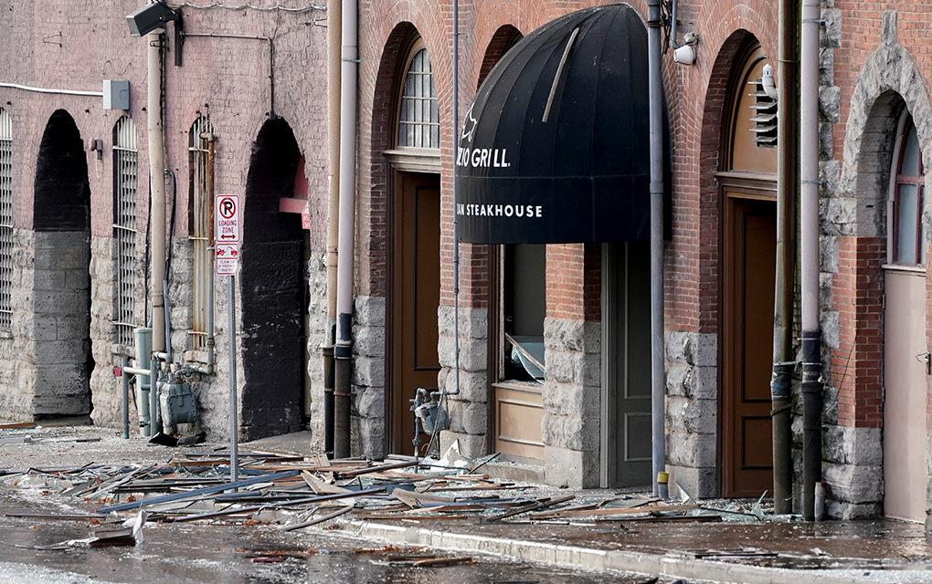 Escombros cubren la calle cerca de la escena de una explosión en el centro de Nashville, Tennessee. / Foto: AP