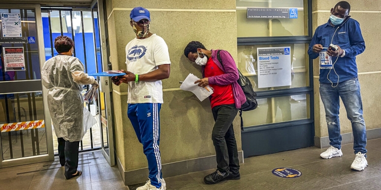 Un grupo de personas después de recibir la prueba de coronavirus en Johannesburgo, Sudáfrica, el 19 de diciembre del 2020.. (AP)