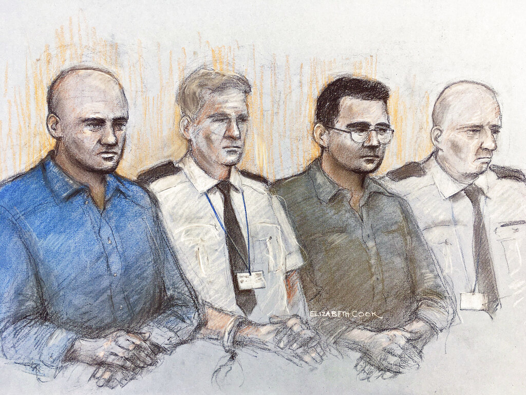 Retrato del artista del tribunal, fechado el 6 de octubre del 2020, muestra a dos acusados de tráfico de migrantes en el tribunal en Londres: Gheorghe Nica (izq) y Eamonn Harrison (der). (Elizabeth Cook/PA via AP)
