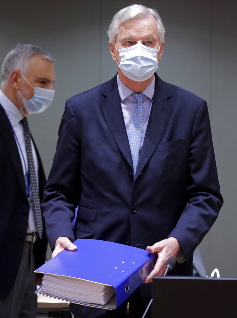 El principal negociador de la Unión Europea Michel Barnier lleva una carpeta con el acuerdo comercial del Brexit durante una reunión especial  en el edificio del Consejo de Europa en Bruselas el viernes, 25 de diciembre del 2020.  Foto:AP