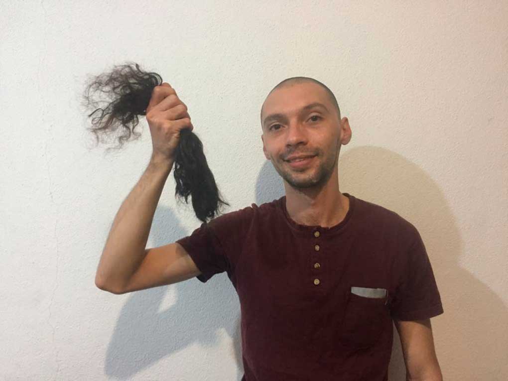 Artista urbano promueve la donación de cabello para buenas causas