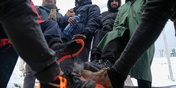 Cientos de migrantes sufren el frío en campamento en Bosnia / Foto: AP