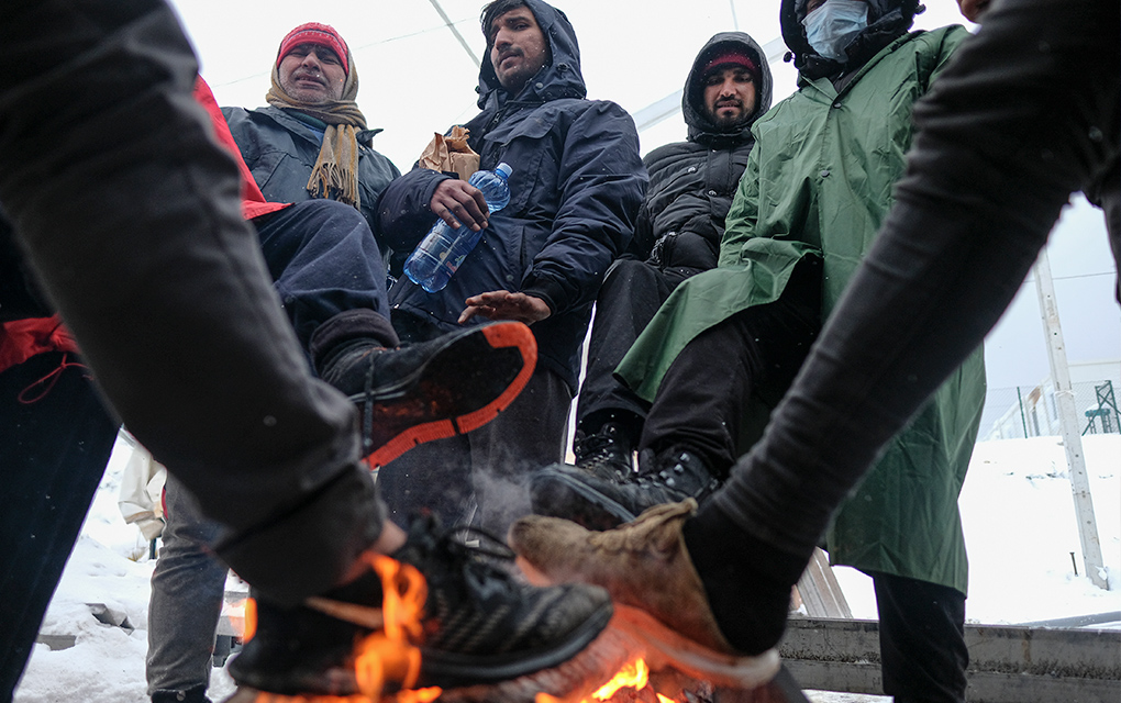 Cientos de migrantes sufren el frío en campamento en Bosnia / Foto: AP