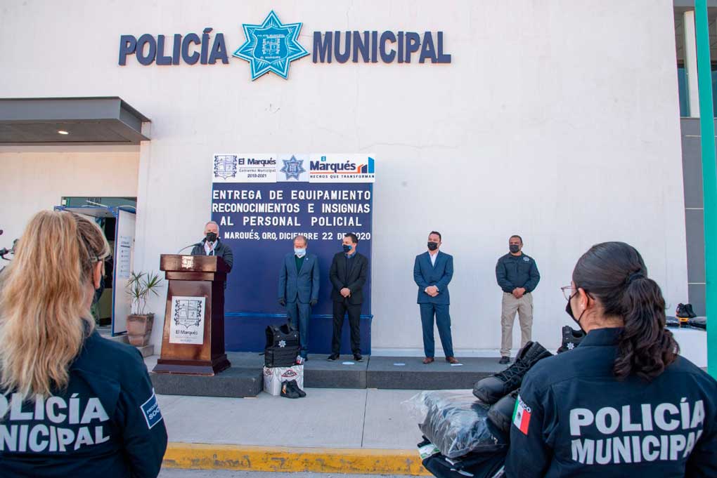 Enrique Vega reconoció en los policías, a hombres y mujeres que arriesgan su vida / Foto: Especial