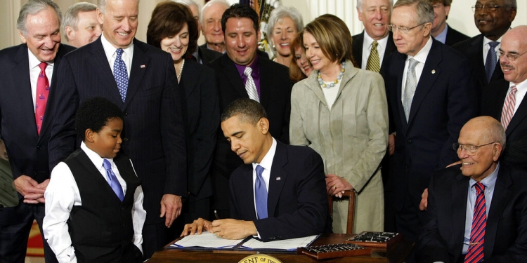 Fotografía de archivo del martes 23 de marzo de 2010 del presidente Barack Obama firmando la Ley de Protección al Paciente y Cuidado de Salud Asequible de Estados Unidos en la Casa Blanca, Washington. (AP)