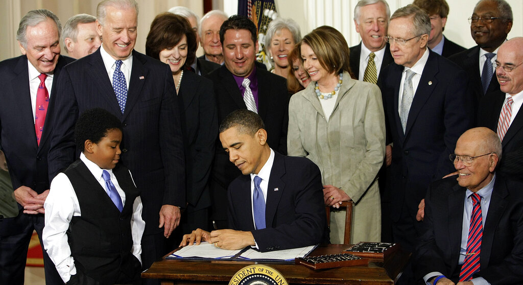 Fotografía de archivo del martes 23 de marzo de 2010 del presidente Barack Obama firmando la Ley de Protección al Paciente y Cuidado de Salud Asequible de Estados Unidos en la Casa Blanca, Washington. (AP)