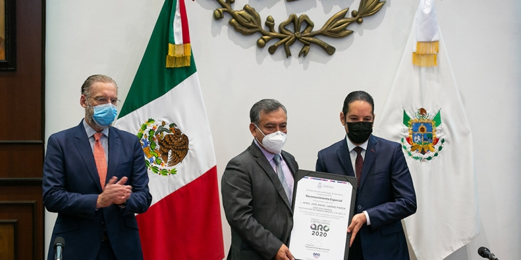 'Pancho' entrega el Premio al Mérito Empresarial 2020/ Foto: Especial