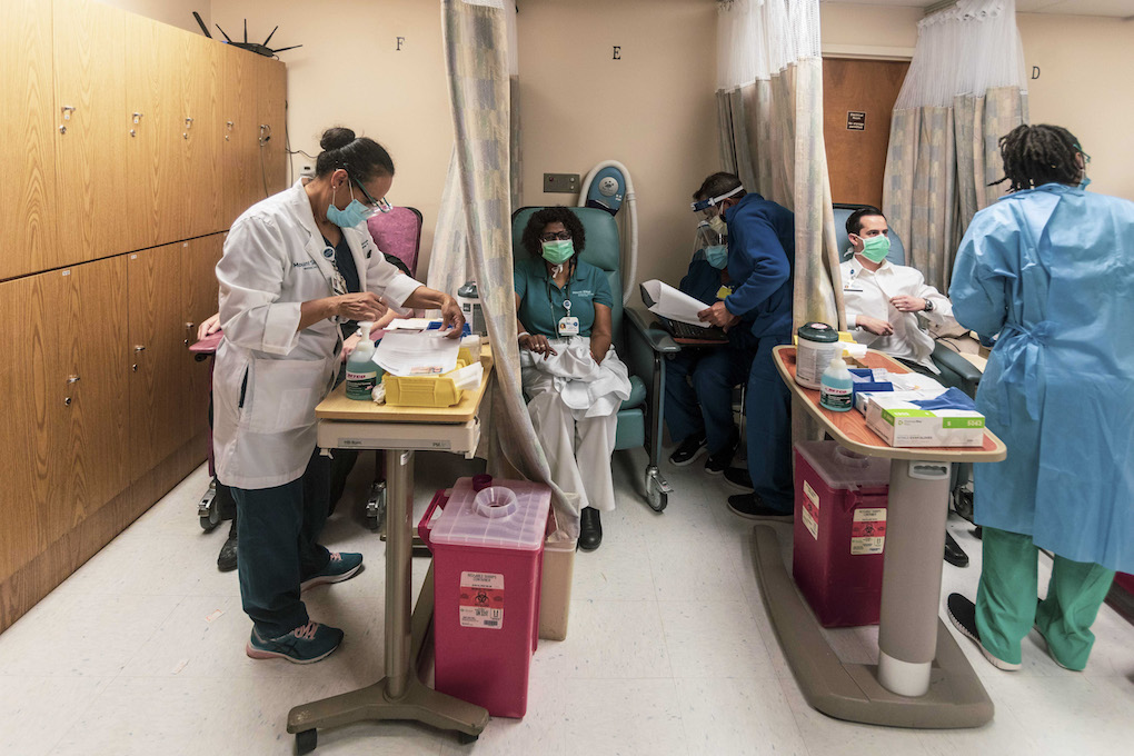 No sólo médicos necesitan la vacuna, también trabajadores que manejan los cadáveres y bomberos./Foto:NYT 
