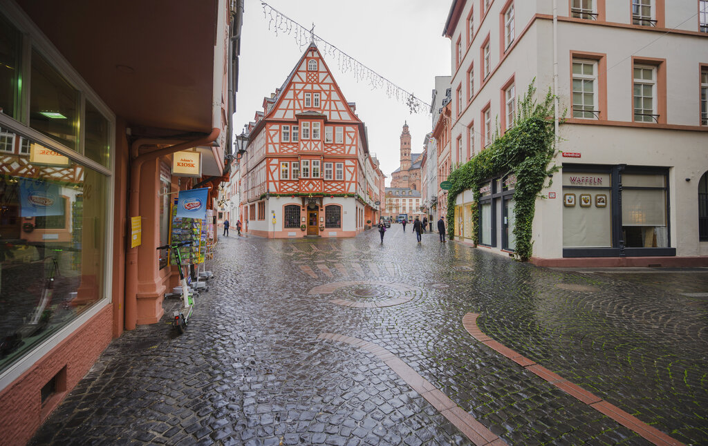 Gente caminando por una zona peatonal a una hora en la que normalmente abrirían las tiendas en Mainz, Alemania, el miércoles 16 de diciembre de 2020. (AP)