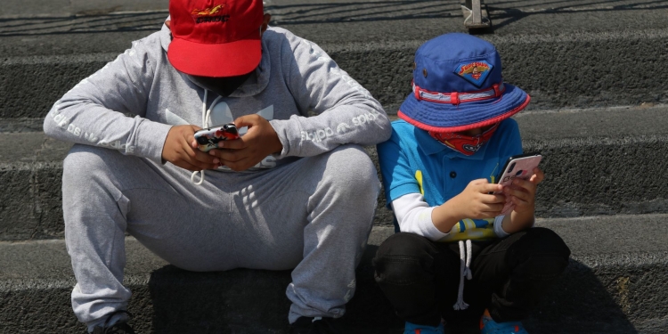 Un padre adicto a las redes hace que su hijo también lo sea