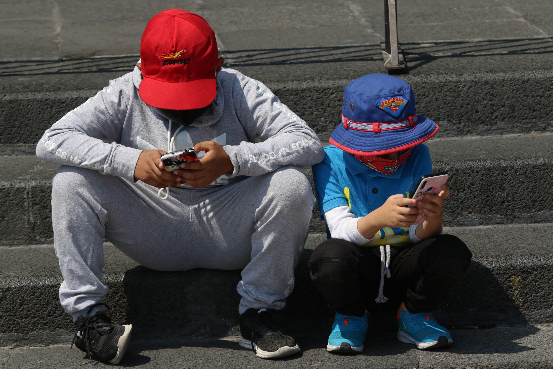 Un padre adicto a las redes hace que su hijo también lo sea./Foto: Cuartoscuro