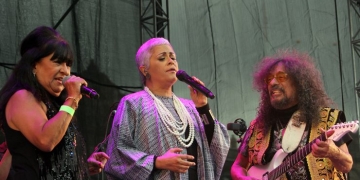 Eugenia León junto con el rockero Javier Bátiz. (ESPECIAL)