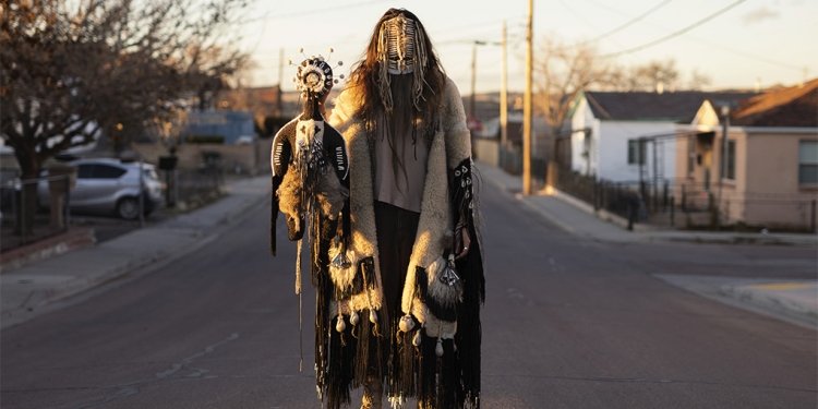 El artista conceptual Eric-Paul Ridge, de Nuevo México, expresa en su arte las voces de los pueblos nativos. NYT
