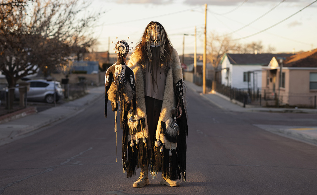 El artista conceptual Eric-Paul Ridge, de Nuevo México, expresa en su arte las voces de los pueblos nativos. NYT