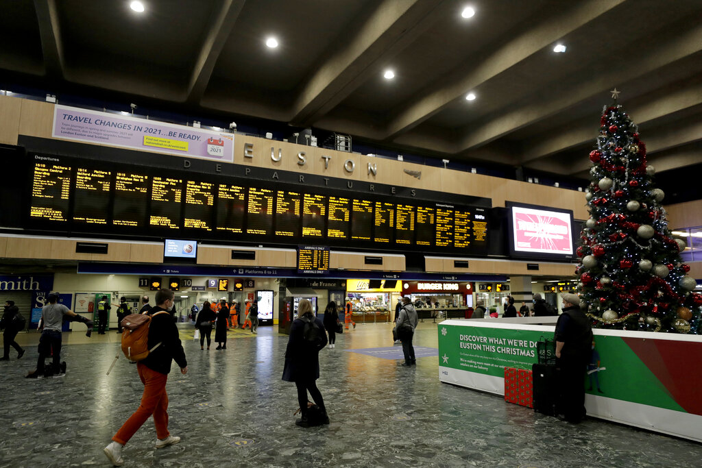 Personas esperan abordar trenes con destinos que incluyen las Tierras Medias, el norte de Inglaterra y Escocia en la estación de trenes Euston en Londres, el viernes 18 de diciembre de 2020. (AP)