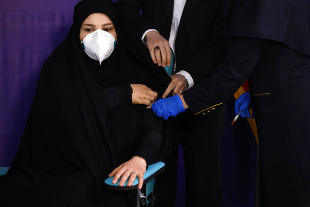 Una persona es vacunada contra el coronavirus en Teherán el 29 de diciembre del 2020. (AP)