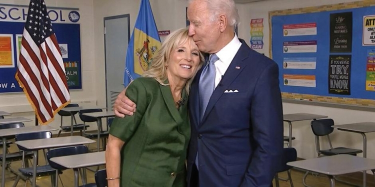 Joe Biden y su esposa Jill se vacunarán hoy. (AP)