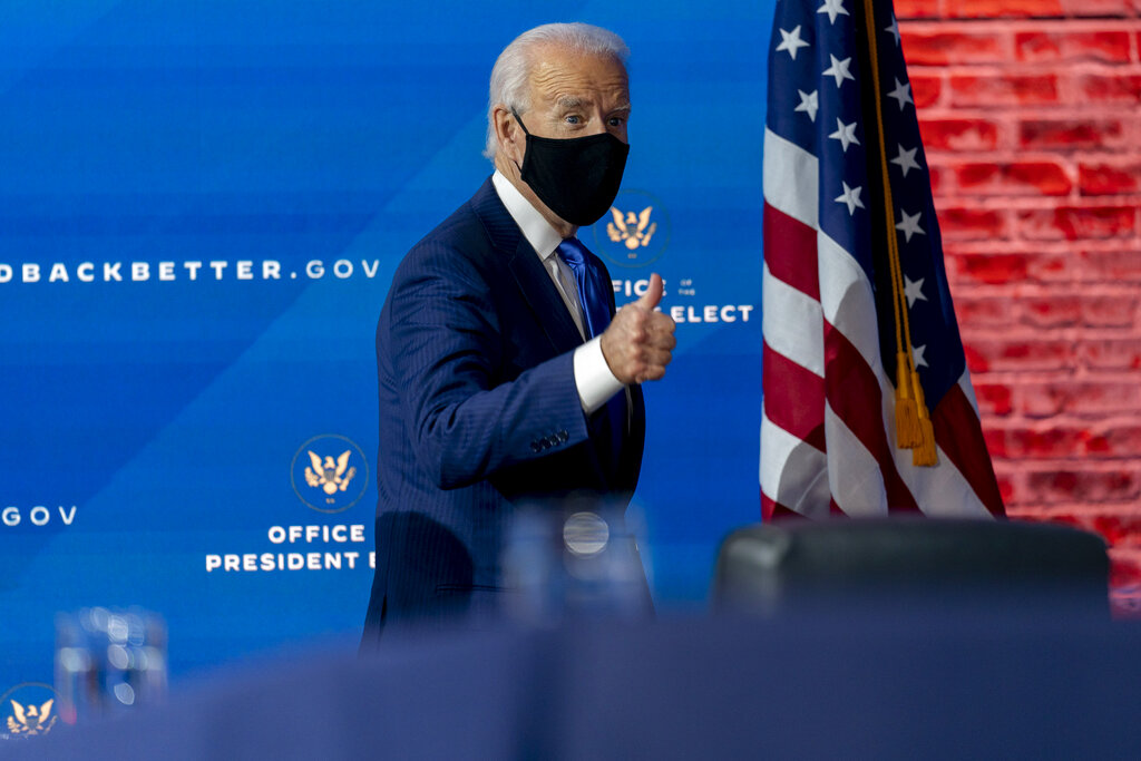 El presidente electo estadounidense Joe Biden parte luego de dar una conferencia de prensa en la que anunció un equipo de asesores económicos, en Wilmington, Delaware, el martes 1 de diciembre de 2020. (AP)