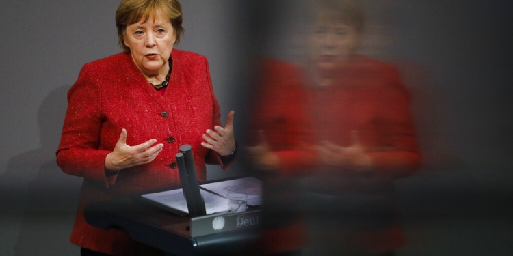 La canciller alemana, Angela Merkel, ofrece un discurso durante el debate sobre el presupuesto alemán de 2021 en el Bundestag en Berlín, Alemania, el miércoles 9 de diciembre de 2020. (AP)